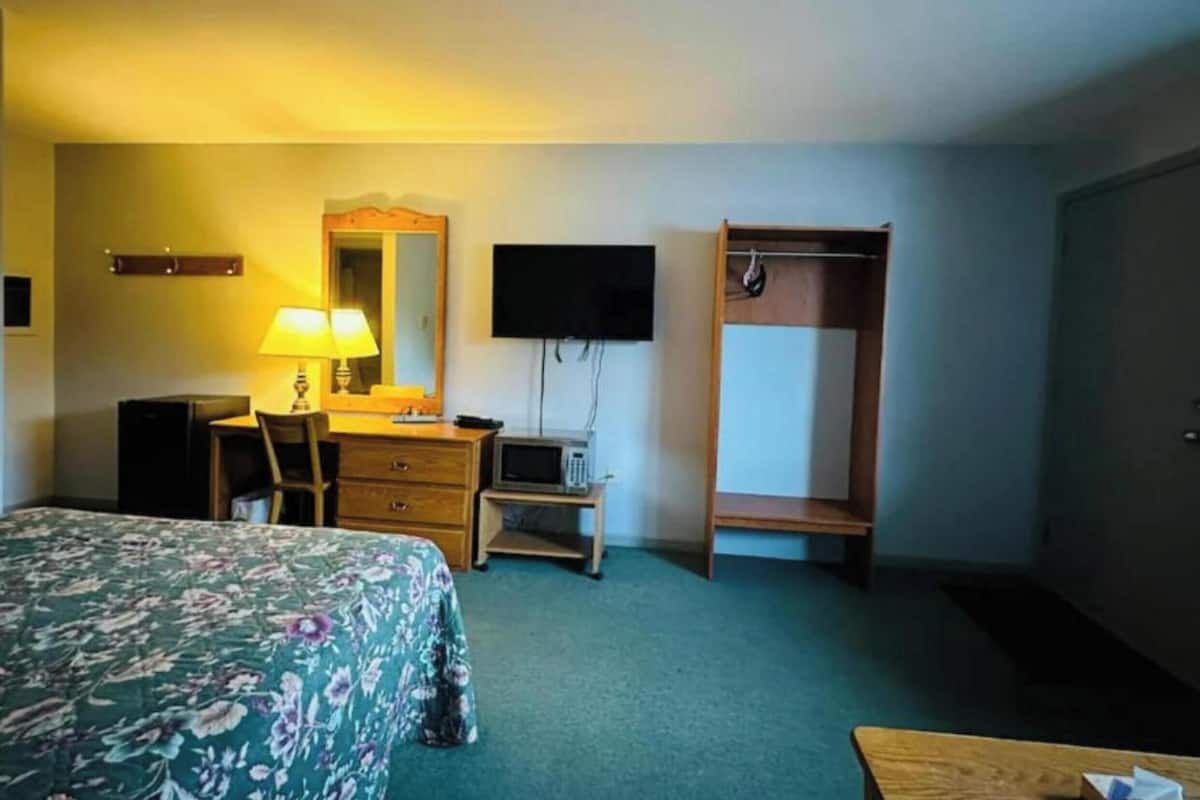 Deluxe Room, 1 Queen Bed, Non Smoking | Desk, iron/ironing board, free WiFi, bed sheets