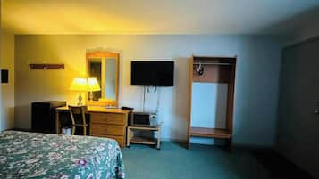 Deluxe Room, 1 Queen Bed, Non Smoking | Desk, iron/ironing board, free WiFi, bed sheets