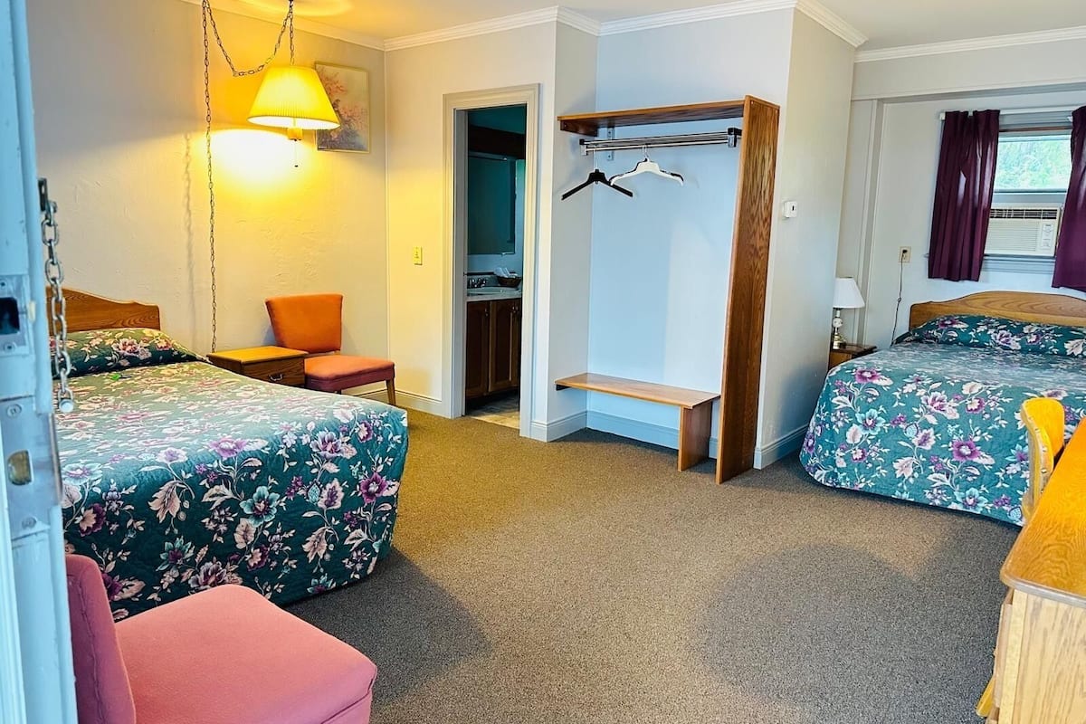 Comfort Room, 2 Double Beds | 1 bedroom, desk, free WiFi, bed sheets