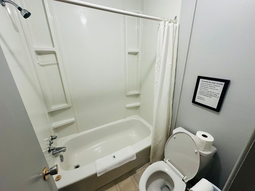 Room, 1 Queen Bed, Non Smoking | Bathroom