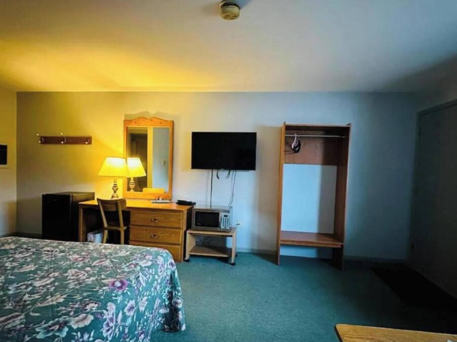 Room, 2 Queen Beds, Non Smoking | Desk, iron/ironing board, WiFi (free), bed sheets