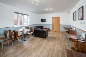 Lobby sitting area - Flexistay Aparthotel Sutton (Sutton)