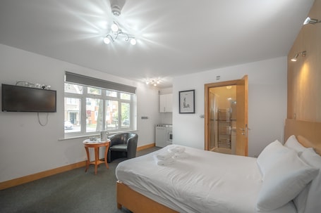 Escritorio y espacio para trabajar con laptop . Flexistay Aparthotel Sutton