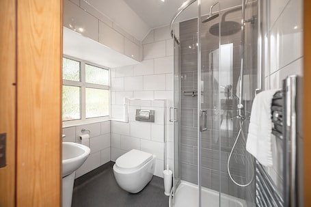 Shower, rainfall showerhead, hair dryer, towels. Flexistay Aparthotel Sutton