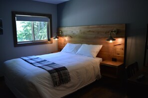 Desk, iron/ironing board, free WiFi, bed sheets - Sasquatch Inn (Harrison Mills)