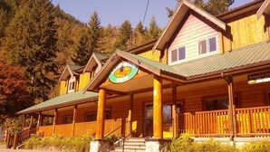 Eine Holzhütte mit Veranda und einem Schild, auf dem 'Jasquatch Inn' steht.