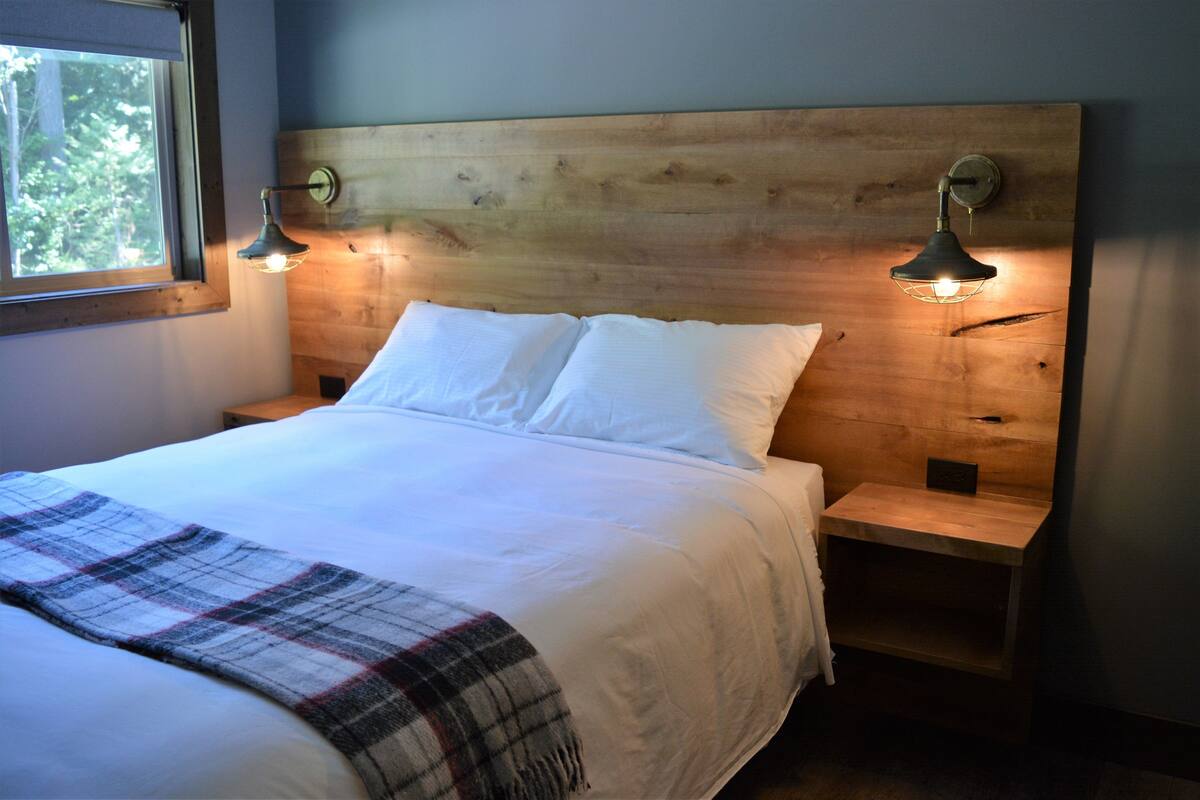 Room, 1 Queen Bed, Private Bathroom | Desk, iron/ironing board (on request), WiFi (free), bed sheets