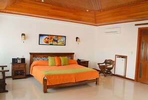 Minibar, iron/ironing board, free WiFi, bed sheets