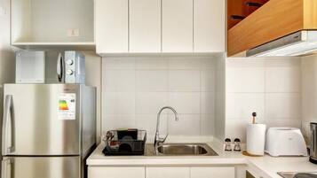 Full-size fridge, microwave, stovetop, coffee/tea maker