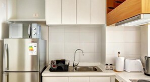 Full-size fridge, microwave, stovetop, coffee/tea maker - Rukaza Lastarria (Santiago)
