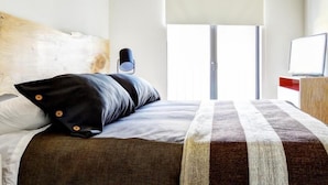 Tabla de planchar con plancha, wifi gratis y ropa de cama 