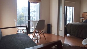 Tabla de planchar con plancha, wifi gratis y ropa de cama 