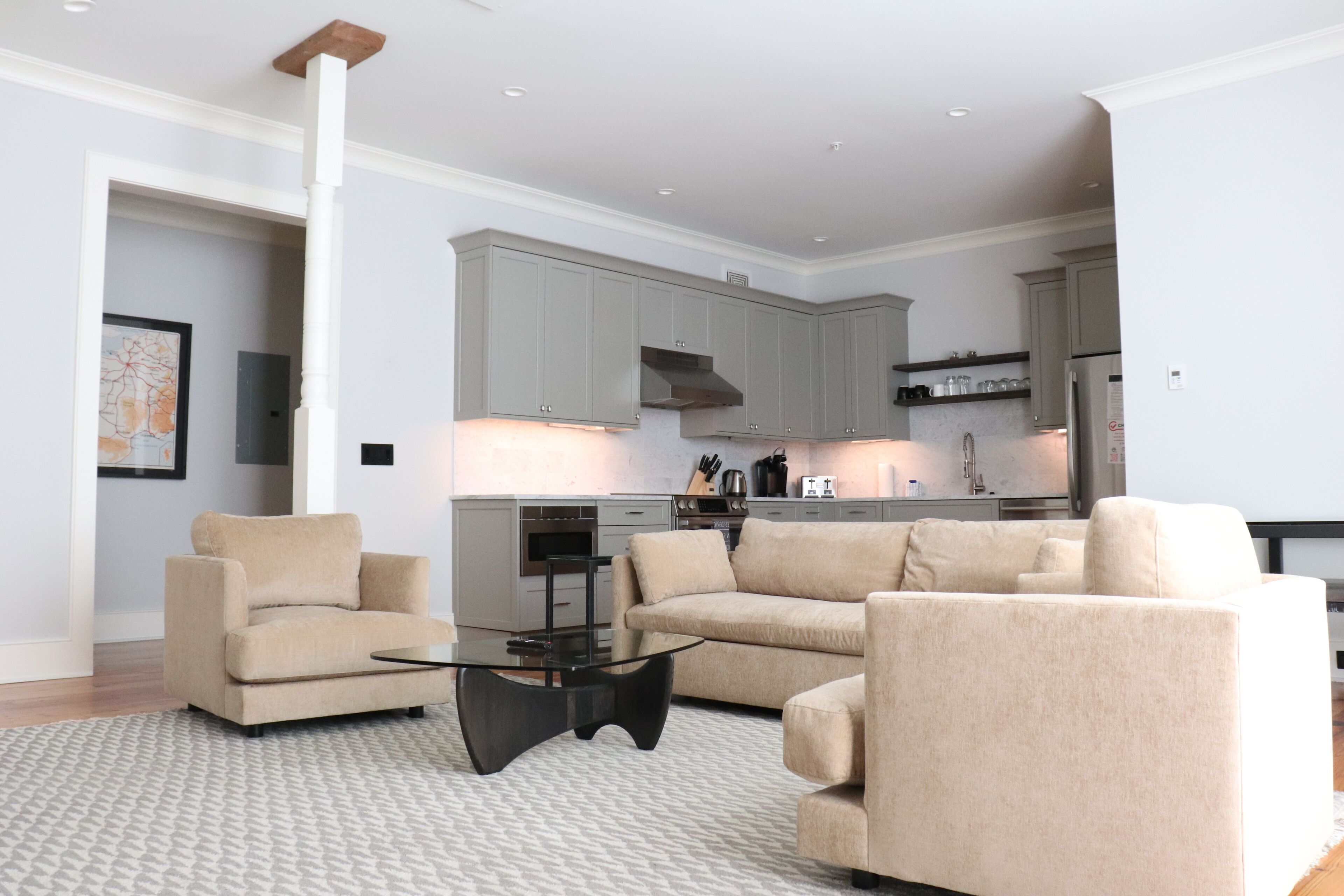 Deluxe Two Bedroom Suite | Opholdsområde | Fladskærms-tv, Netflix