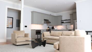 Deluxe Two Bedroom Suite | Oleskelualue | Taulutelevisio, Netflix