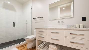 Deluxe Two Bedroom Suite | Kylpyhuone | Suihku, ilmaiset hygieniatuotteet, pyyhkeet