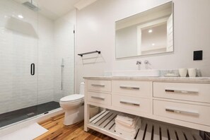 Deluxe suite | Badkamer | Een douche, gratis toiletartikelen, handdoeken