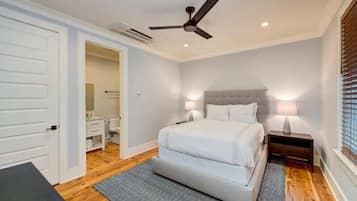 Two Bedroom Loft with Private Balcony | Italialaiset Frette-lakanat, ylelliset vuodevaatteet, untuvapeitot