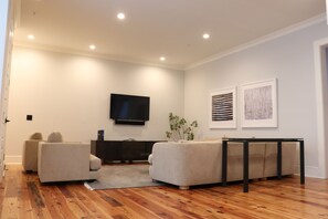 Deluxe Two Bedroom Suite | Zona de estar | Una televisión de pantalla plana, Netflix