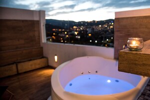 Deluxe Suite, 1 King Bed, Jetted Tub, City View | Terrace/patio
