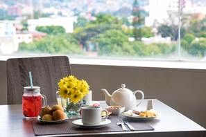 Free daily buffet breakfast - Hotel Toscana Plaza (Cali)