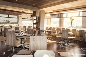 Serveert ontbijt, lunch, diner, fusion-gerechten 