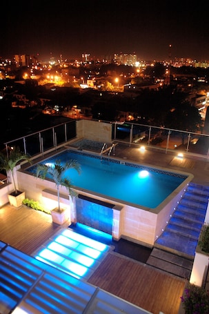 Outdoor pool, open 9 AM to 10:00 PM, sun loungers. Hotel Toscana Plaza