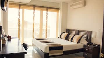 Suite Junior, 1 letto queen, idromassaggio | Biancheria da letto di alta qualità, minibar, una cassaforte in camera
