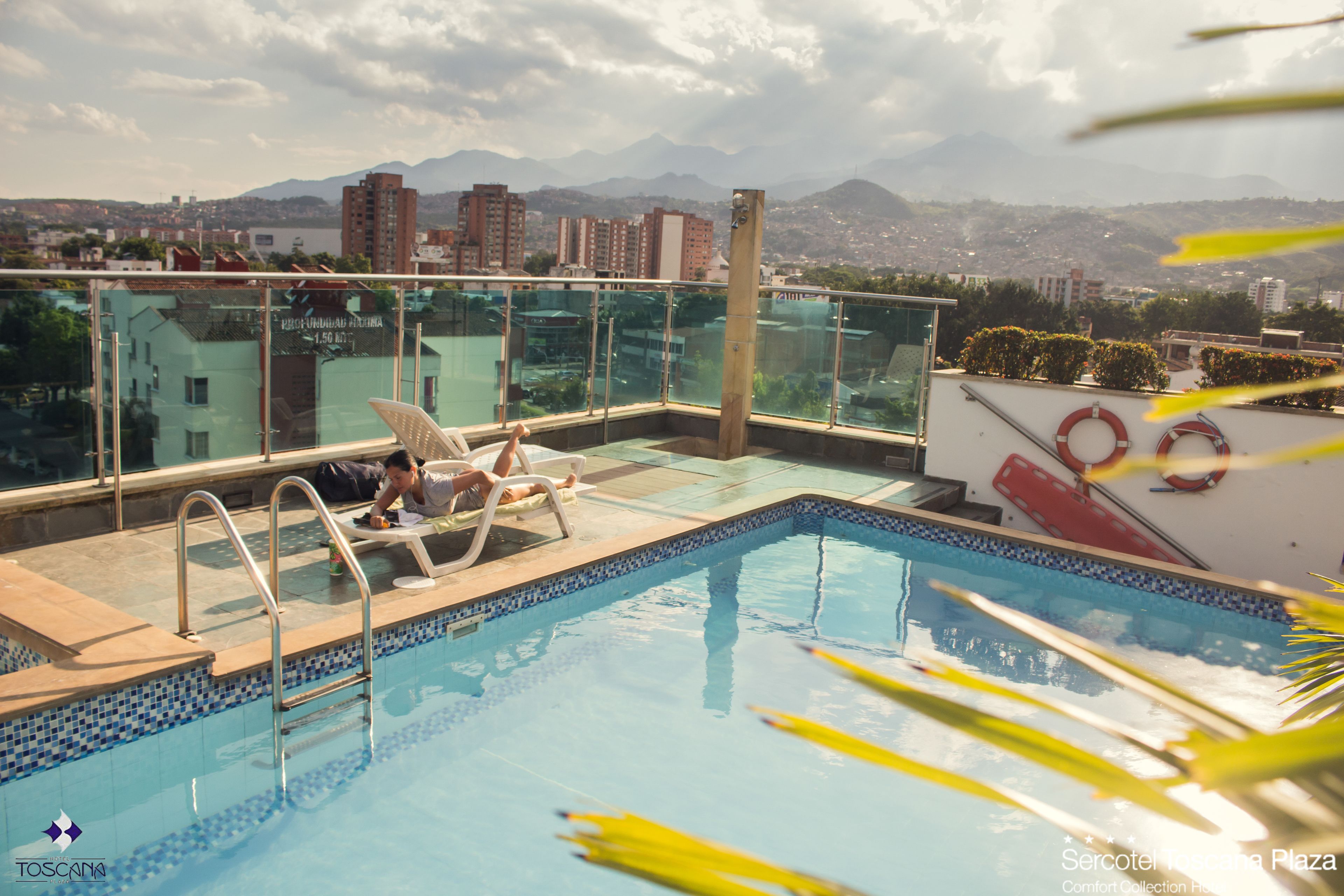 室外游泳池，09:00 至 22:00 开放，日光浴躺椅