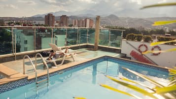 Alberca al aire libre, acceso de 09:00 a 22:00, y camastros