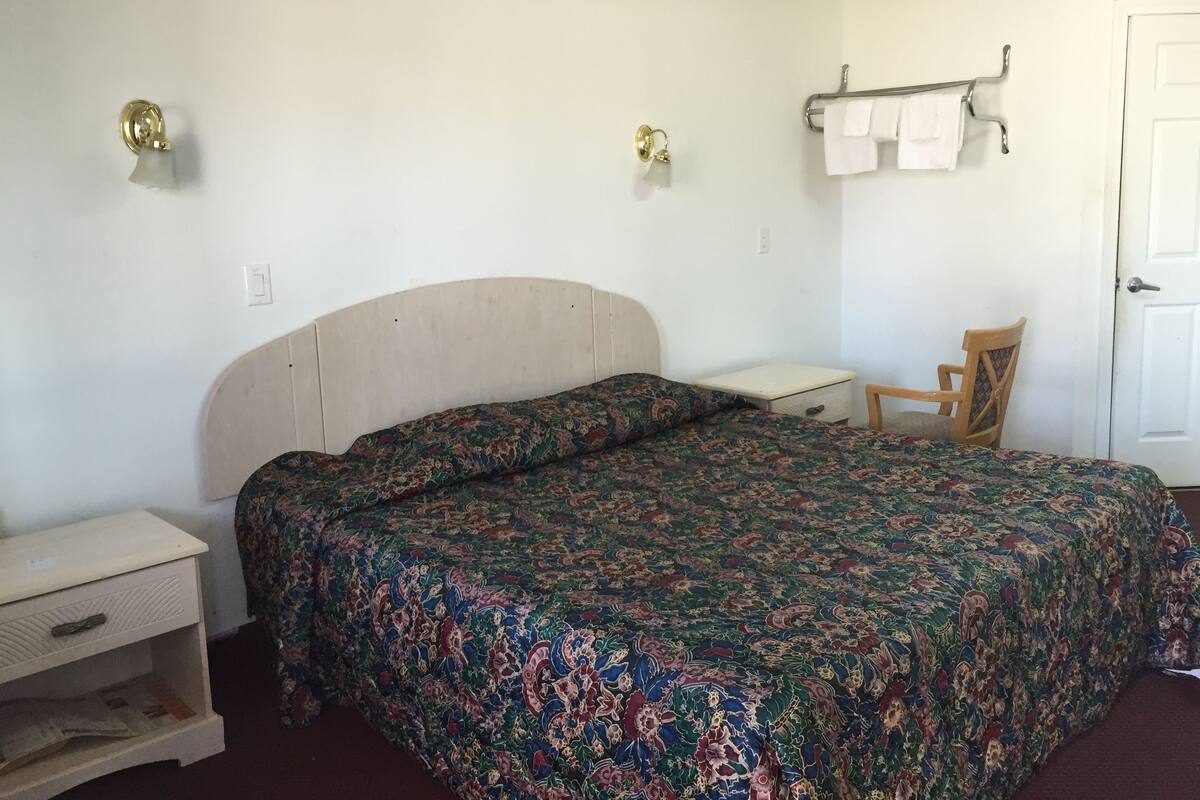 Desk, soundproofing, WiFi (free), bed sheets
