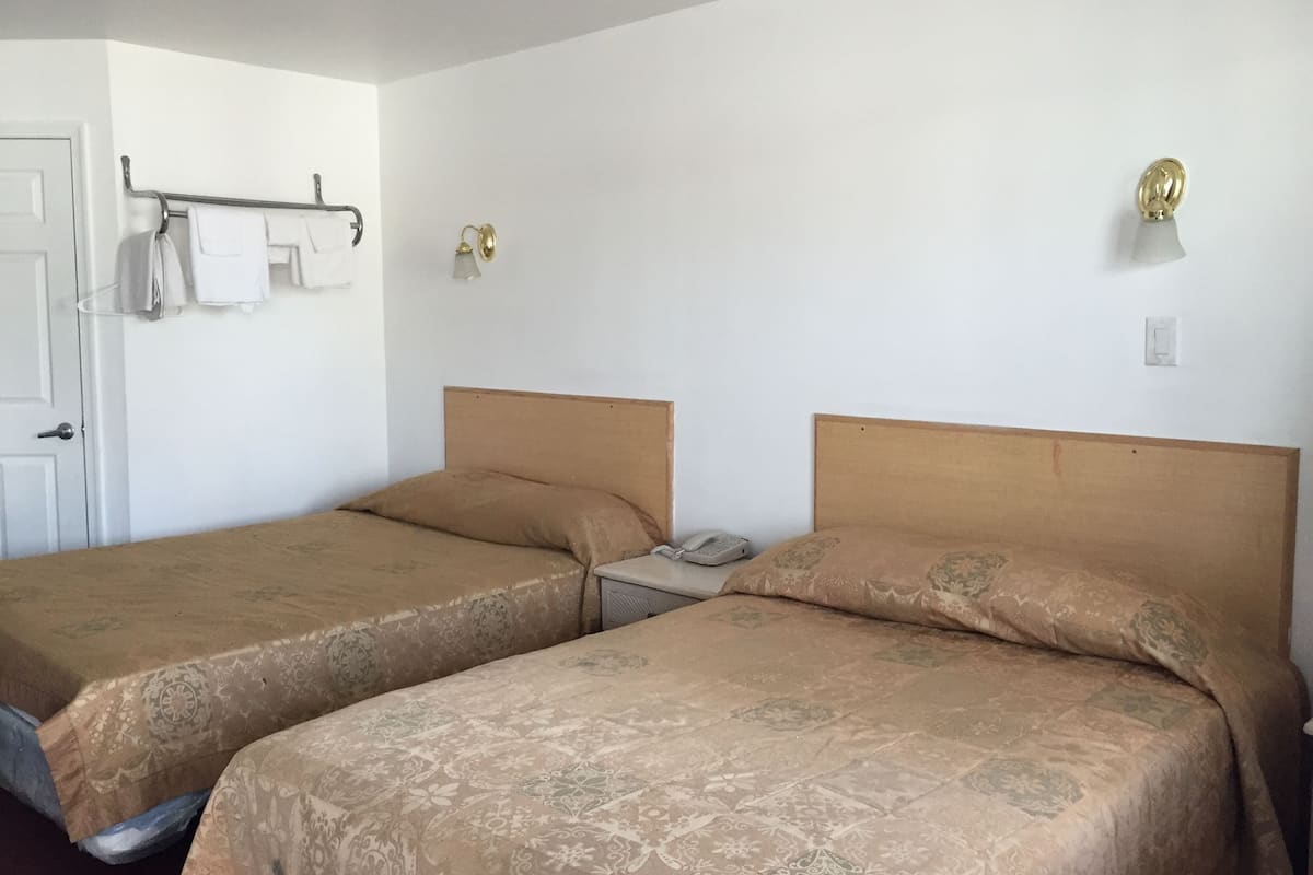 Desk, soundproofing, WiFi (free), bed sheets
