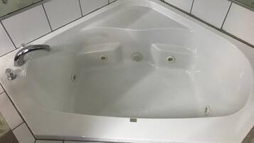 Articles de toilette (gratuits), séchoir à cheveux, serviettes fournies