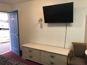 Desk, soundproofing, free WiFi, bed sheets