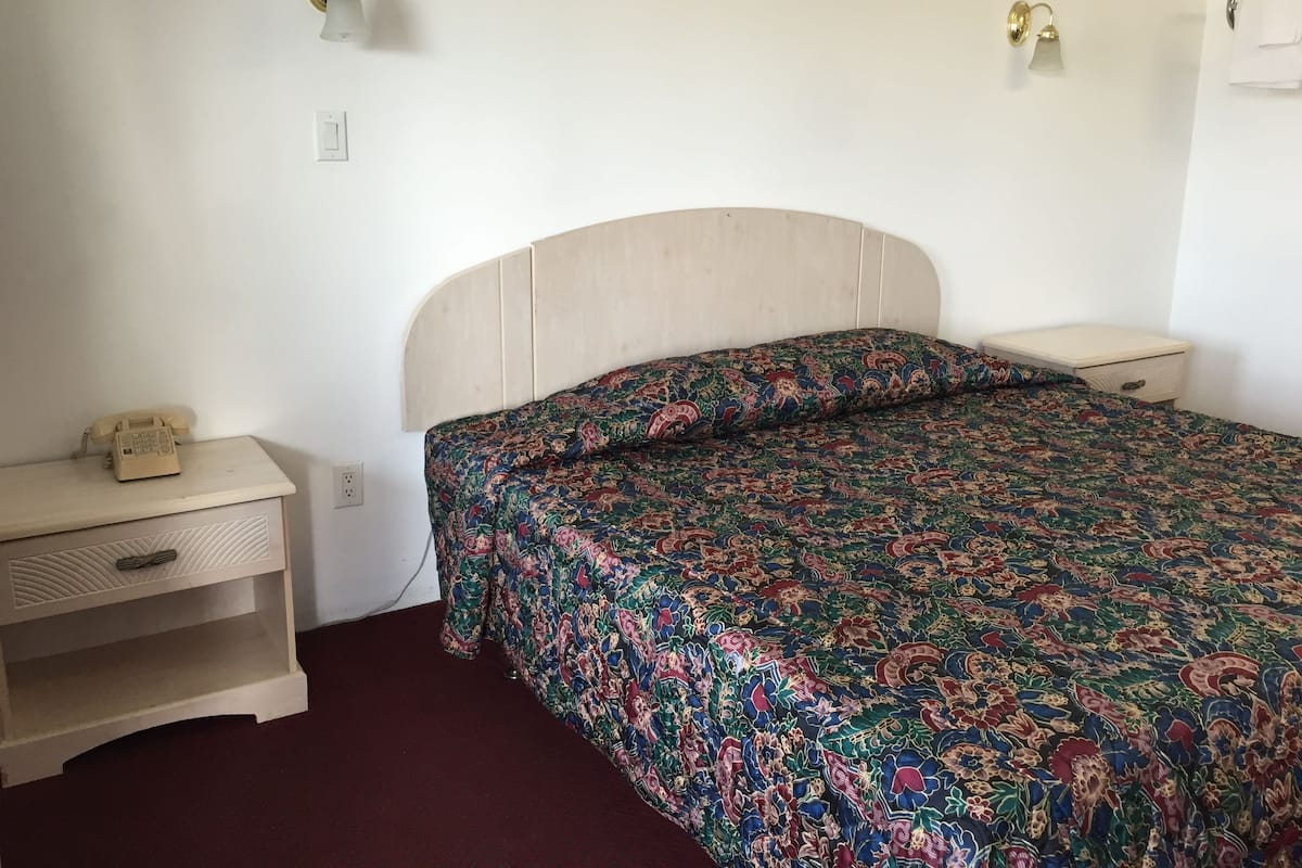 Desk, soundproofing, WiFi (free), bed sheets