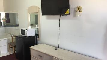 Meja kerja, kedap suara, Wi-Fi gratis, dan seprai linen