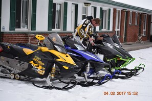 Snowmobile riding - Time Travellers Motel (Petawawa)