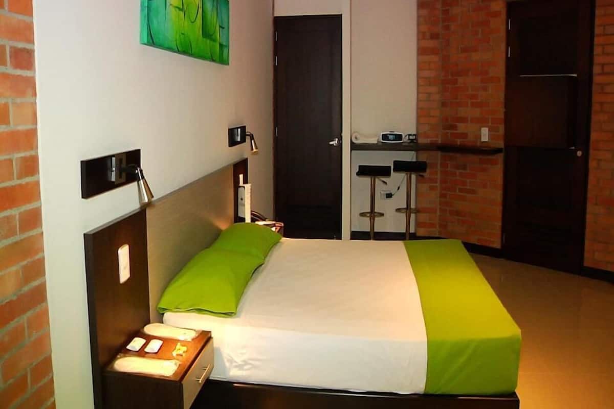 Suite – deluxe, 1 dobbeltseng, massasjebadekar | Minibar, safe på rommet, skrivebord og wi-fi (inkludert)