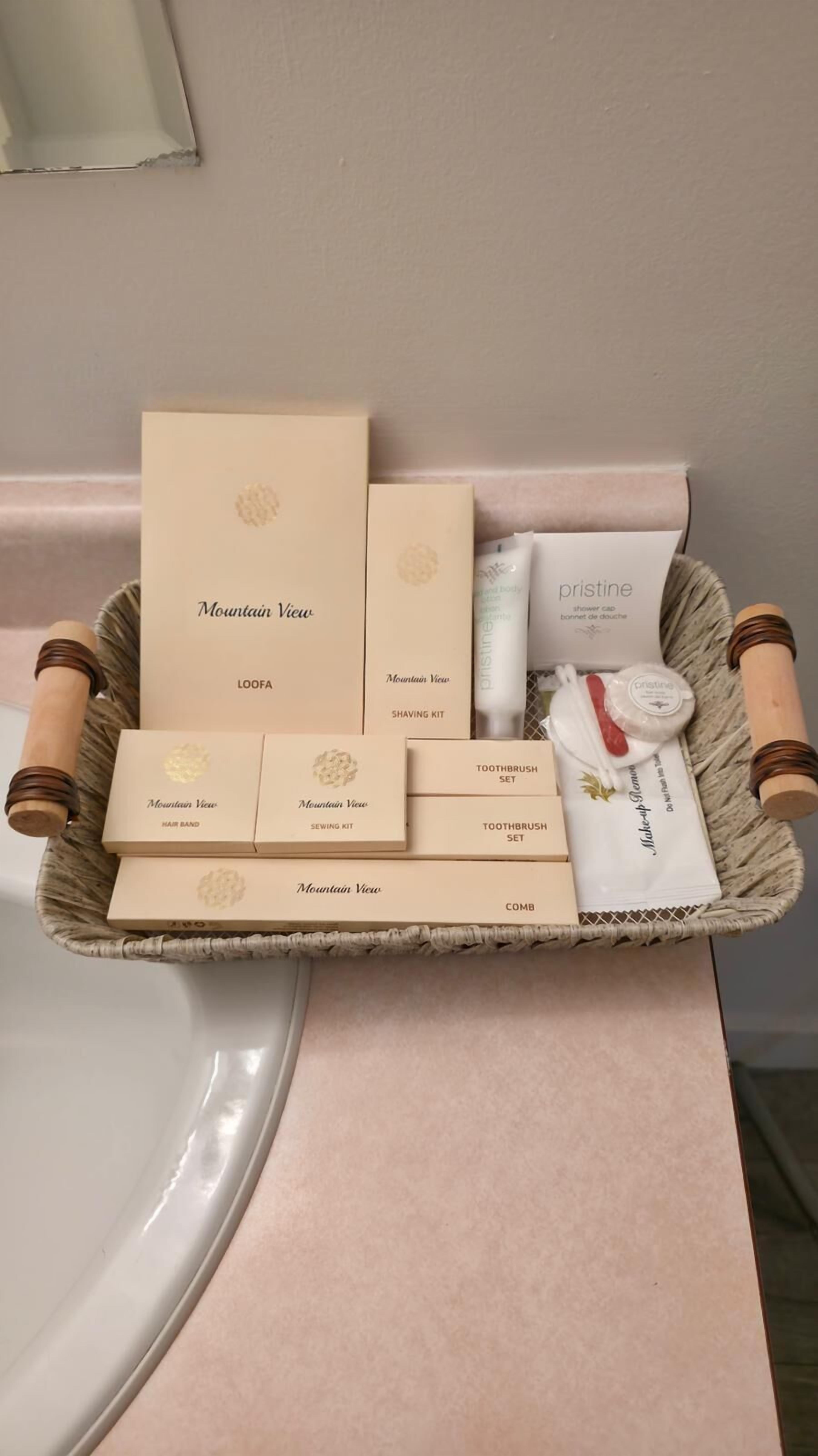 Un mueble de baño con una cesta de mimbre que contiene diversos artículos de aseo e higiene personal.