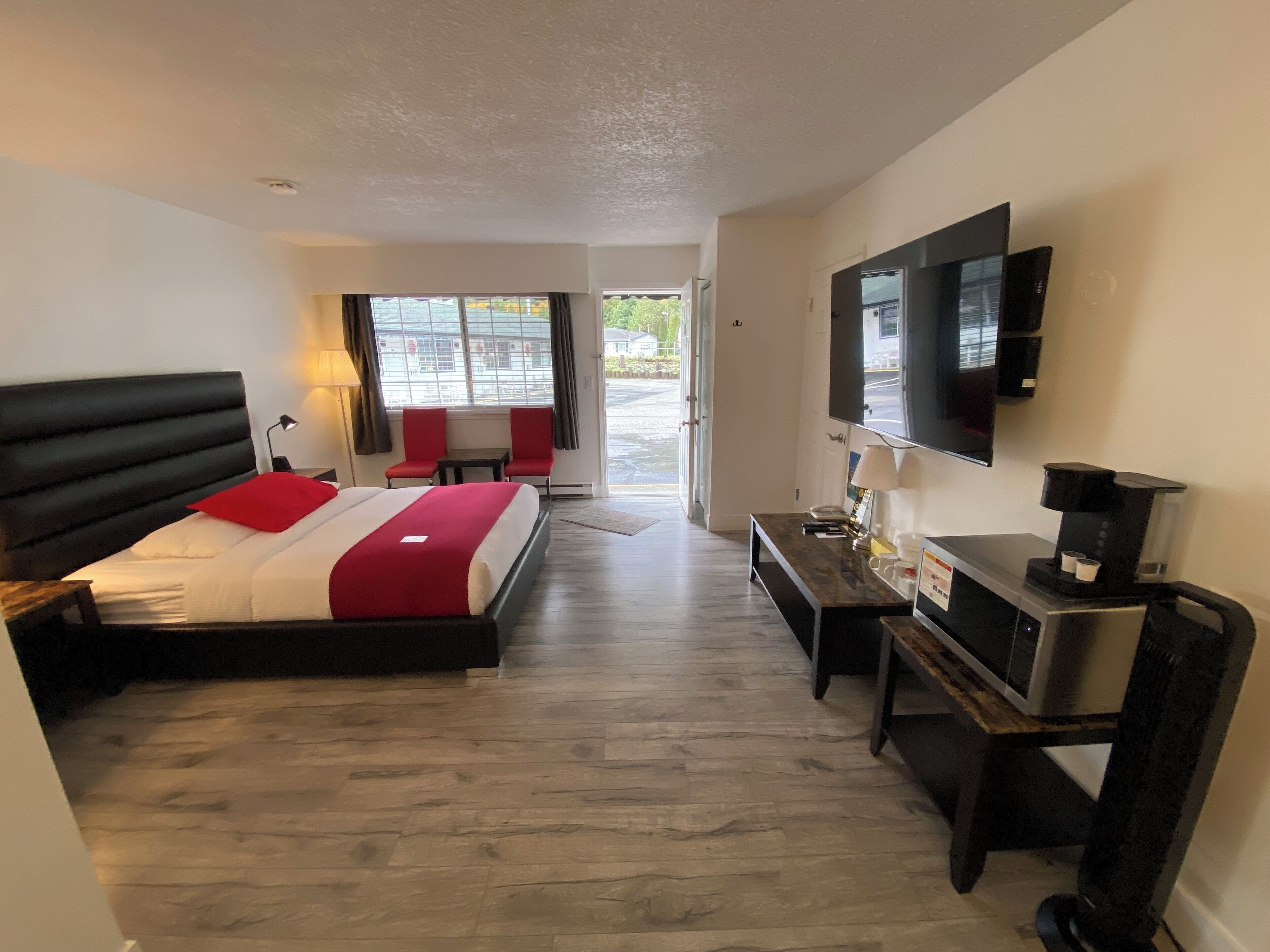 Deluxe Room, 1 Queen Bed, Non Smoking, Mountain View | Premium bedding, free WiFi, bed sheets