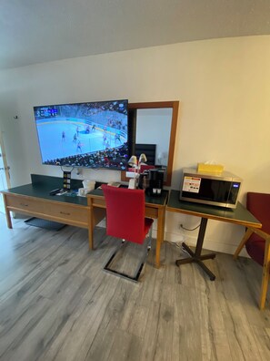 Deluxe Room, 1 Queen Bed, Non Smoking, Mountain View - Alpine Motel (Hope)