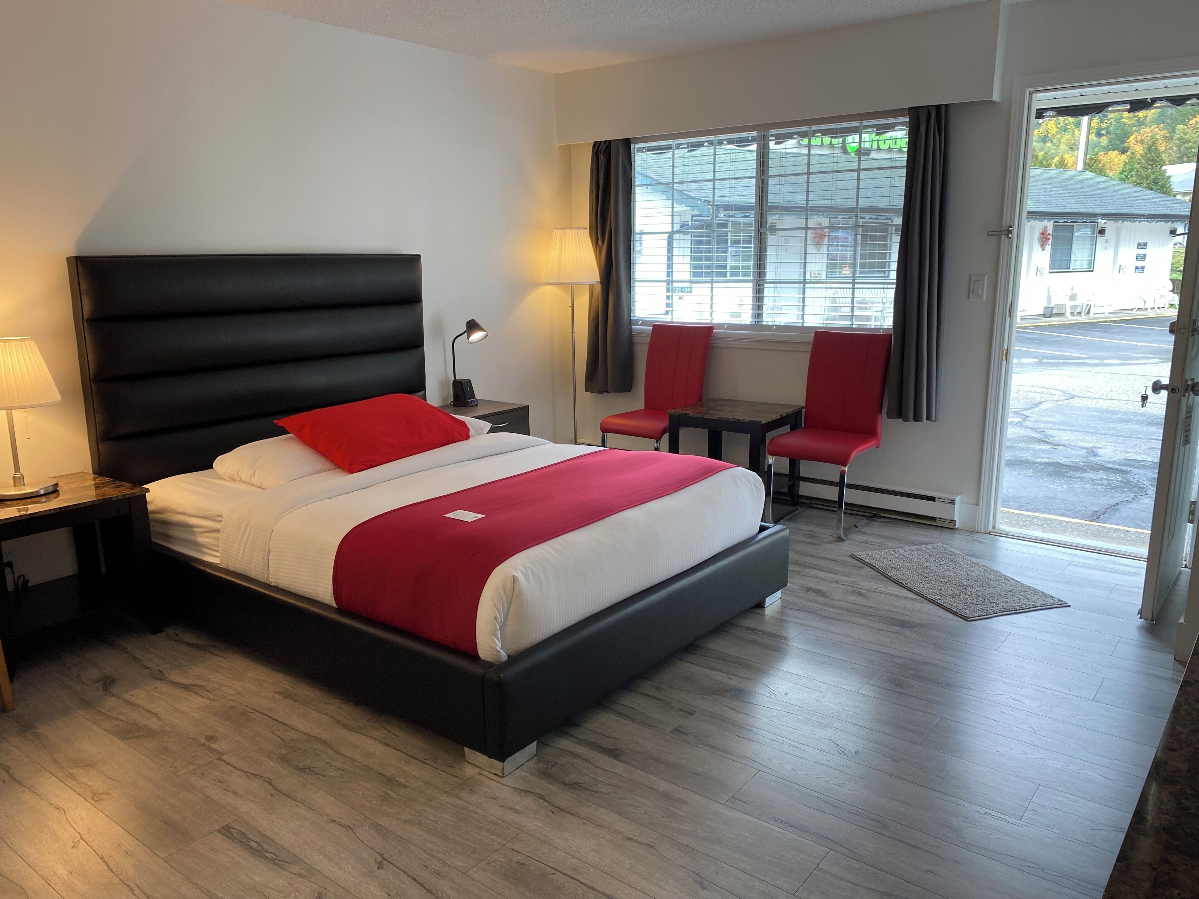 Deluxe Room, 1 Queen Bed, Non Smoking, Mountain View | Premium bedding, free WiFi, bed sheets