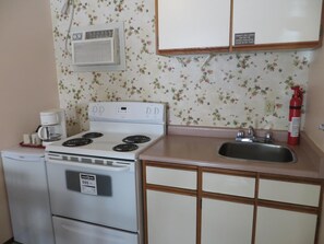 Full-size fridge, microwave, oven, coffee/tea maker
