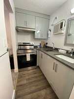Habitación Premium, 2 camas de matrimonio, frigorífico y microondas | Cocina privada | Frigorífico grande, microondas, horno y cafetera o tetera