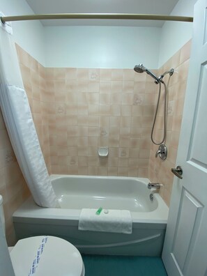 Premium Room, 2 Queen Beds, Refrigerator & Microwave | Bathroom - Alpine Motel (Hope)