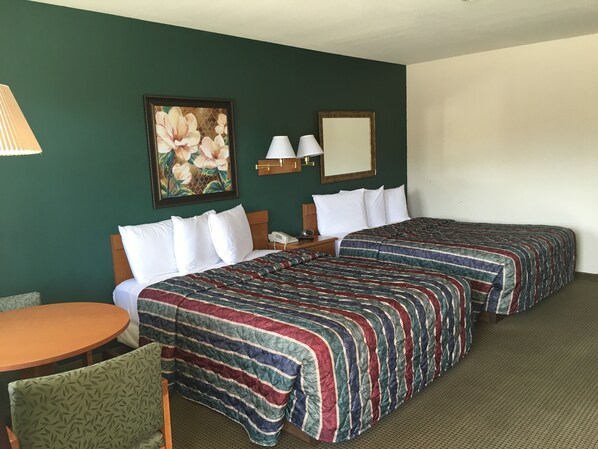 Quarto casal clássico, 2 camas Queen, geladeira e micro-ondas | Roupas de cama de algodão egípcio, roupas de cama premium, escrivaninha