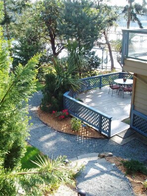 Sunrise Suite | Hypo-allergenic bedding, down comforters, iron/ironing board - Arbutus Point Oceanfront B & B (Salt Spring Island)
