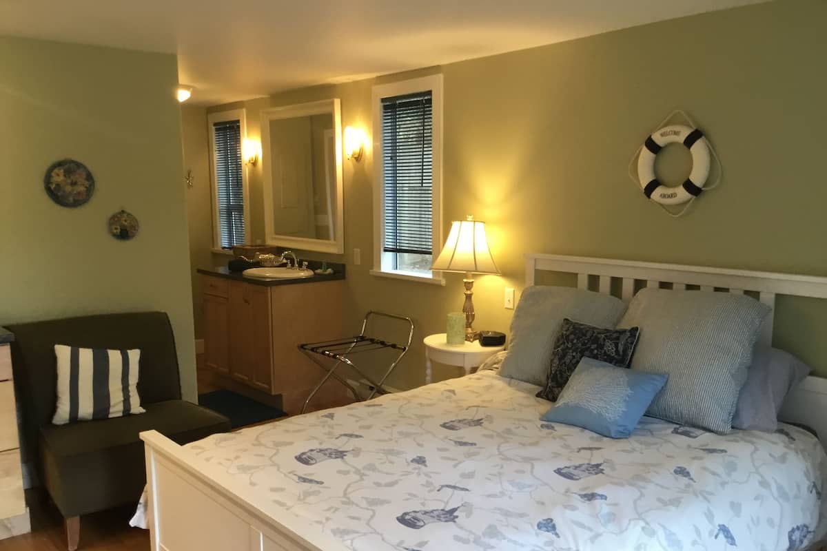 Suite estudio, vista al océano | Ropa de cama hipoalergénica, edredón y tabla de planchar con plancha