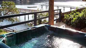 Outdoor spa tub