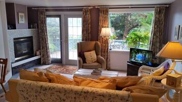 Sunrise Suite | Living room | DVD player