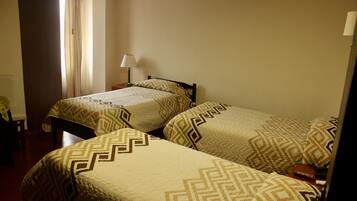 Habitación triple clásica | Caja de seguridad en la habitación y escritorio